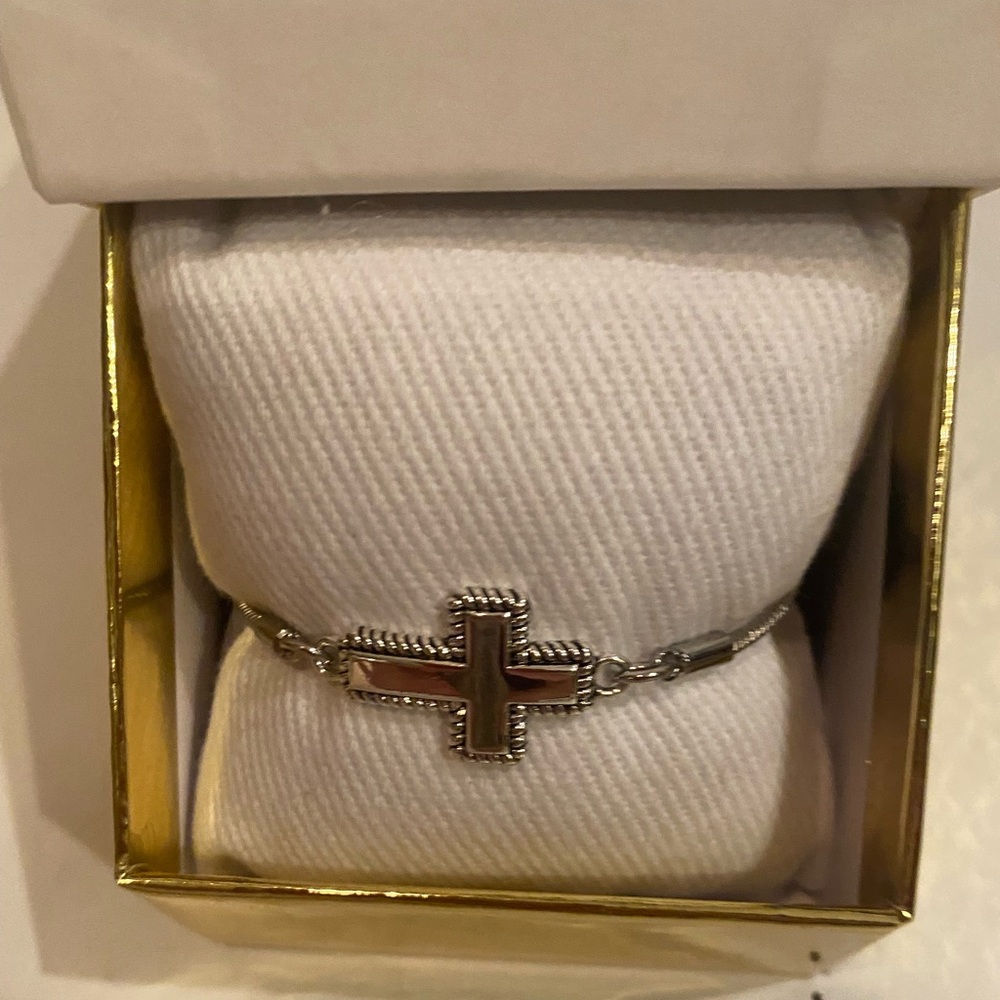 True to form Sterling Silver Cross bolo closure Bracelet - New n gift box